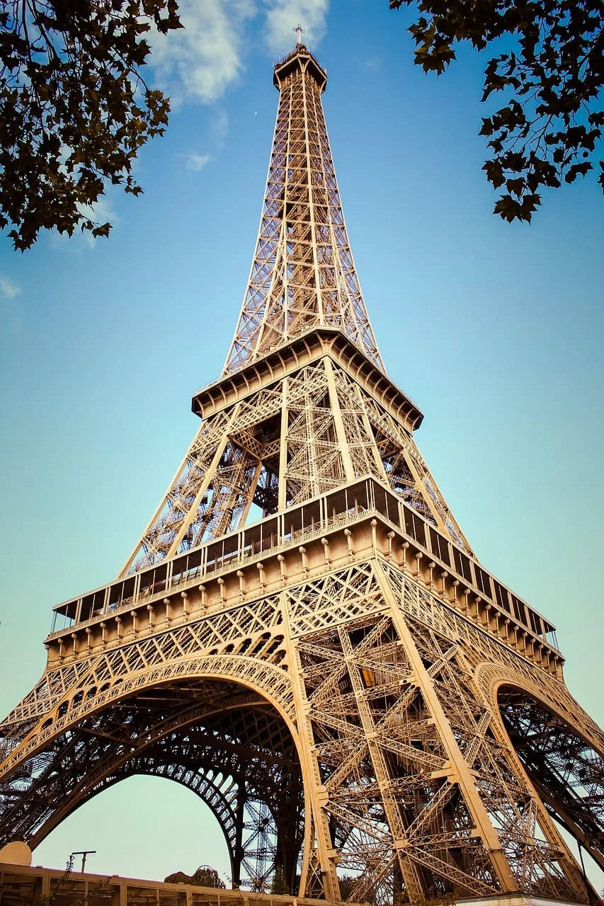 Service de transport pour visiter la Tour Eiffel - Pickup disponible pour les touristes et parisiens.